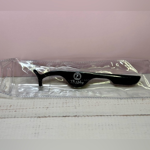 The Makeup Club Eyelash Extension Tweezers NEW - Picture 1 of 3